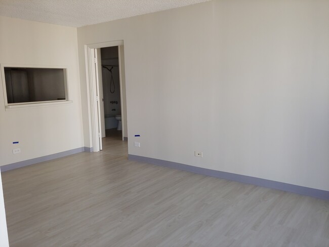 Living room w/door to master bed - 1617 Kapiolani Blvd