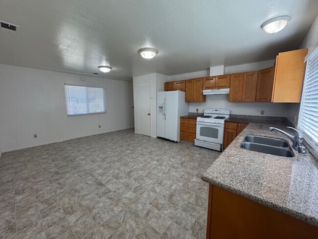 Building Photo - Fully Remodeled 4 Bedroom House Available ...
