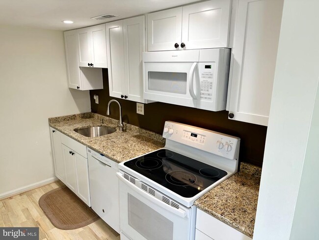Building Photo - 63 Hermitage Dr