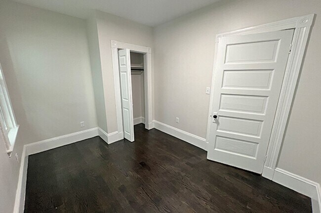 Building Photo - Spacious, Renovated 3 Bed! Between Union a...
