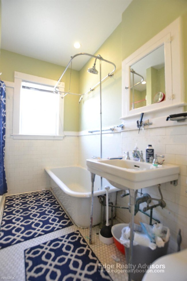Building Photo - 5 br, 1 bath  - 21 Bentley St