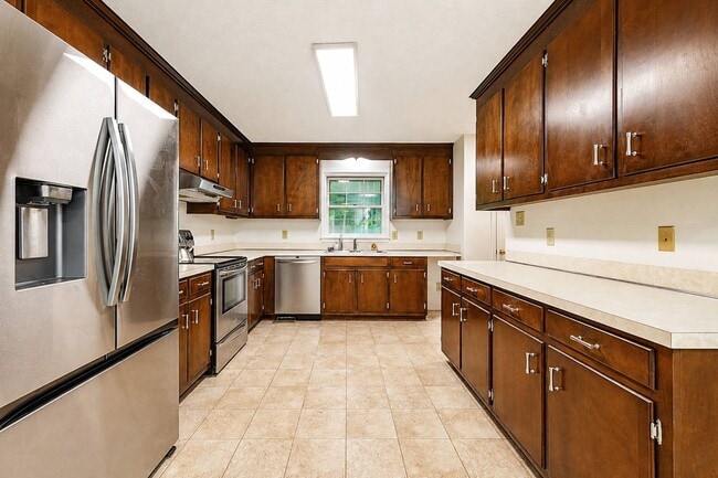 Building Photo - 4 bedrooms home on over 3 acres York county