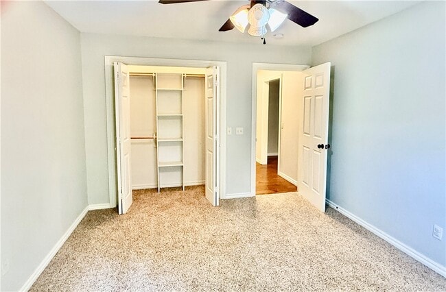 Building Photo - 305 Meadows Ct