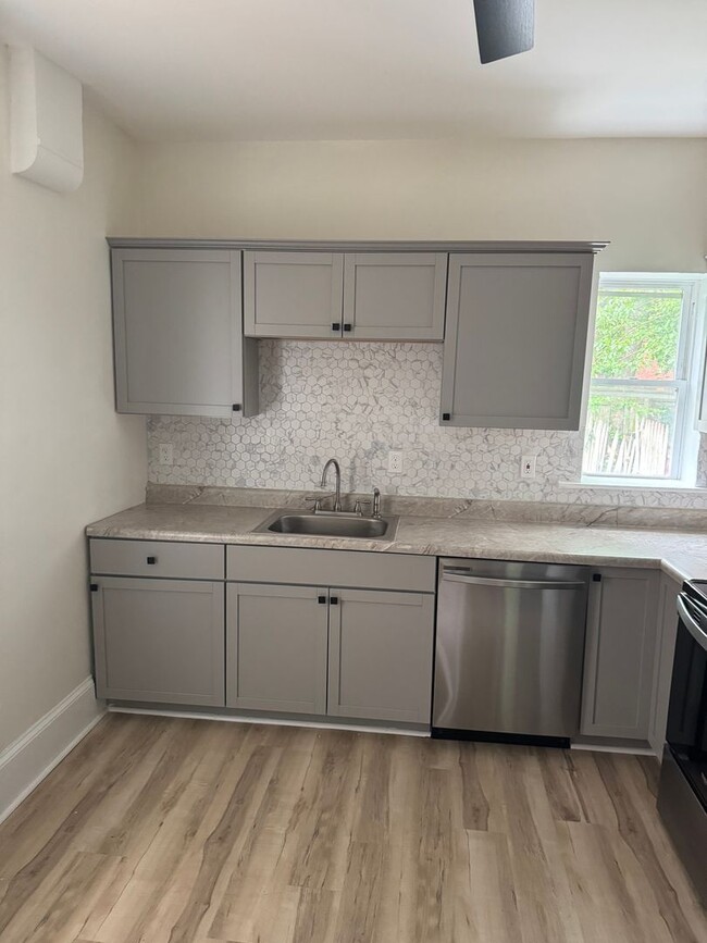 Building Photo - Charming Lancaster City 5 BR/ 1.5 Bath Hom...