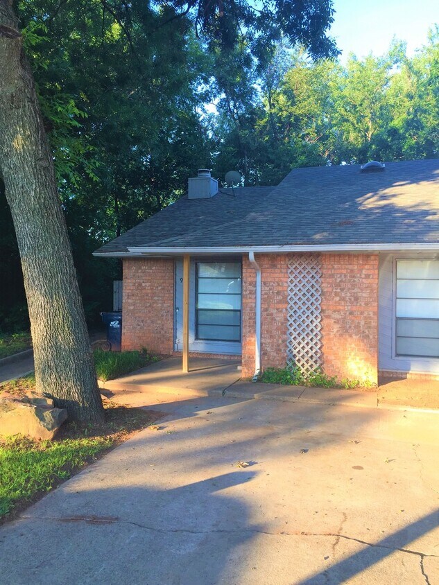 Primary Photo - 900 - 904 Aspen Ct