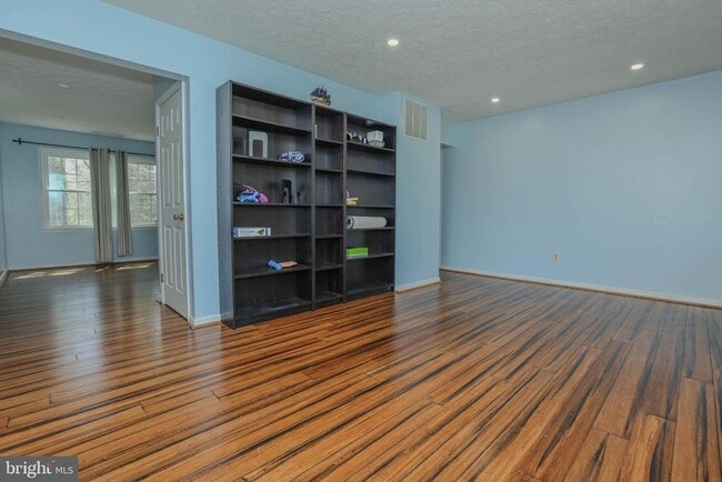 Building Photo - 359 Point to Point Rd