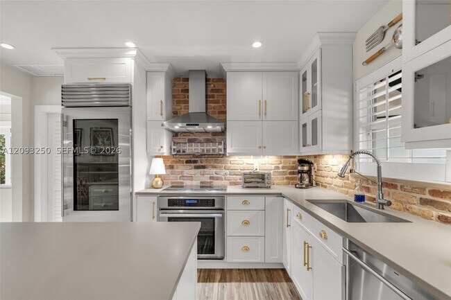 Building Photo - 700 Vilabella Ave