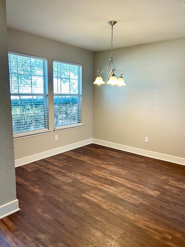 Building Photo - 1709 Southridge Ln