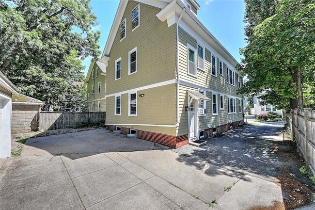 Building Photo - 168 4th St