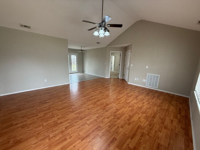 Foto del edificio - COMING SOON! 3 Bedroom, 2 Bathroom, 2 Car Garage in Joplin!