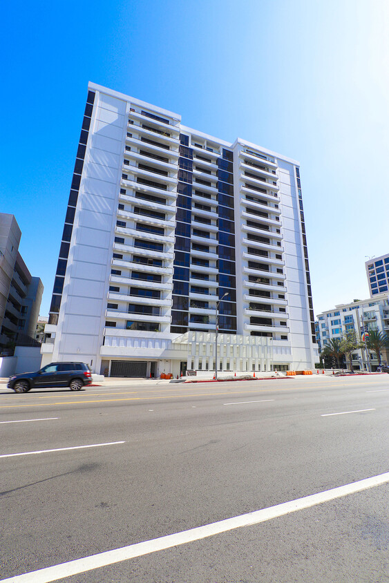 Foto principal - 10660 WILSHIRE Blvd