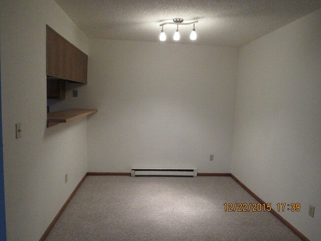 Building Photo - CONDO IN RIFLE!
