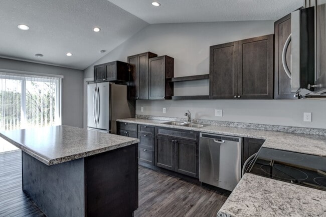 Building Photo - 3 Bedroom Town Home
