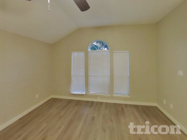 Foto del edificio - 4710 Grovetree Ln