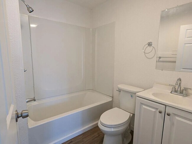 Building Photo - 4 bed, 2.5 bath newly renovated house