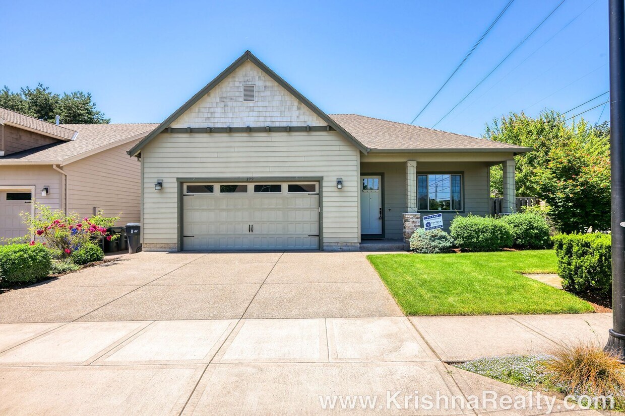 Primary Photo - Amazing 3 BD + Office/Den Single Family *1...