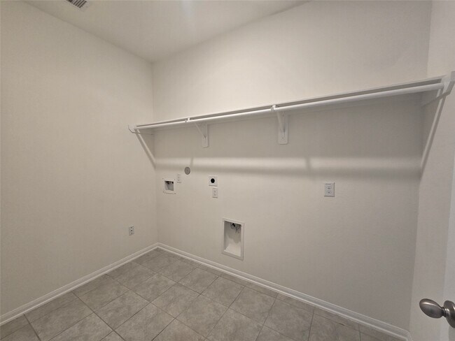 Building Photo - 7318 Parkview Dr