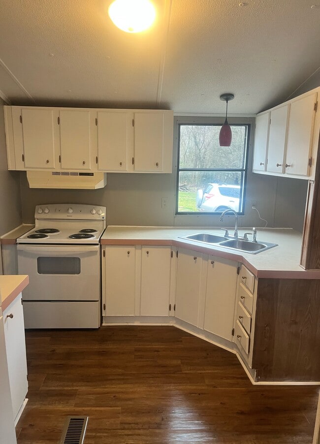 Building Photo - Highcliff