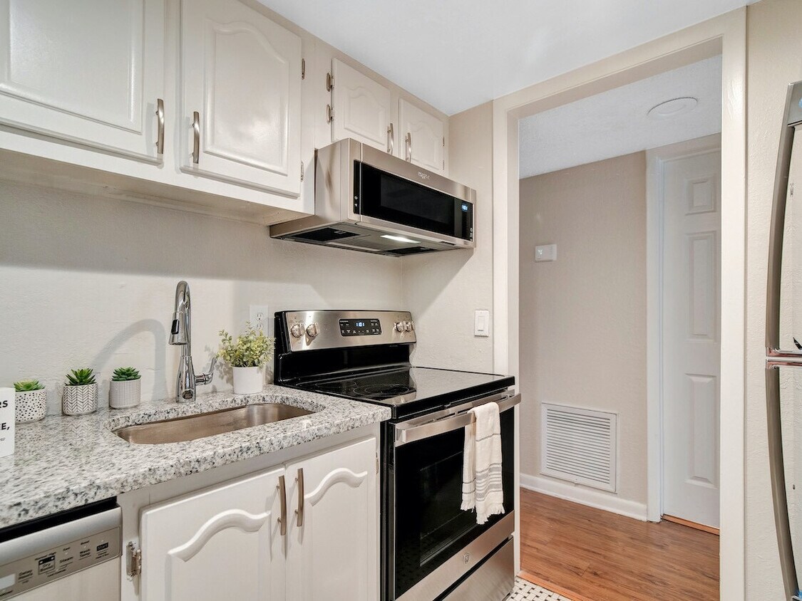 Foto principal - The Garden Apartments | 1 & 2 Bedroom Apar...