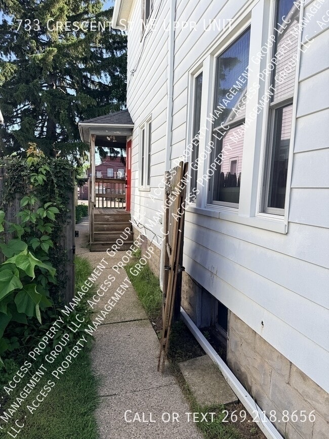 Building Photo - 733 Crescent St NE