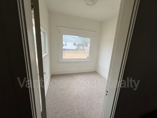 Building Photo - 175 Eckhardt Ave W
