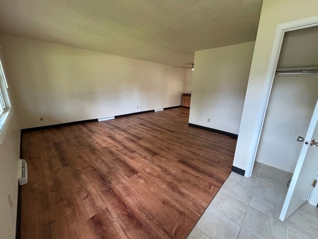 Building Photo - Spacious 3-Bed, 2-Bath Home with Garage, 3...