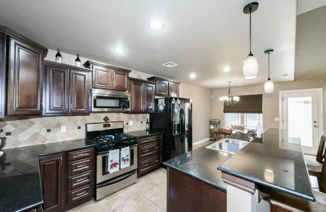 Foto del edificio - 4 Bedroom Home Available For June Move In!...