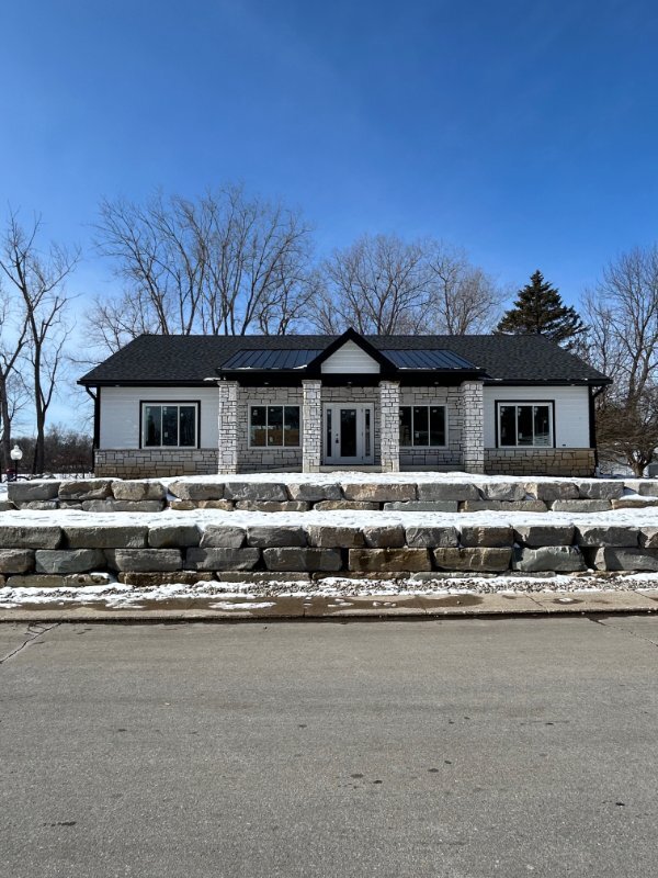 Foto del edificio - 220 Lakeshore Cir