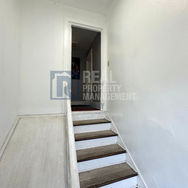 Building Photo - Calvin - 1651 (Cascade Group)