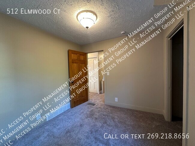 Foto del edificio - 512 Elmwood Ct