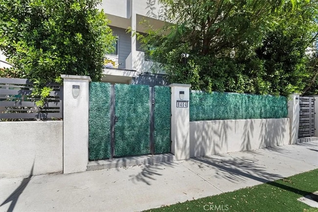 Foto del edificio - 8404 Woodley Pl