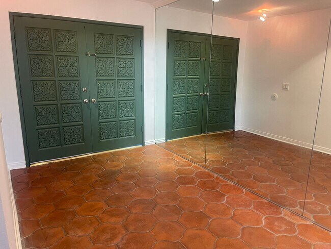 Building Photo - Stunning 3b/2b home with views of the golf course