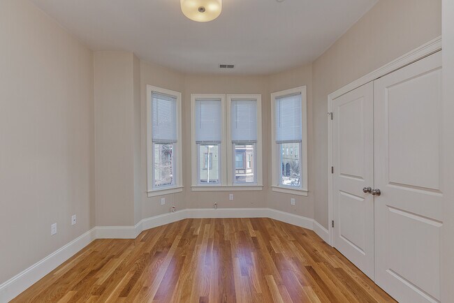 Building Photo - 358 Meridian St
