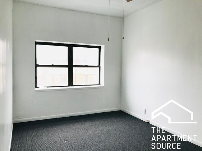 Foto del edificio - 952 N Damen Ave