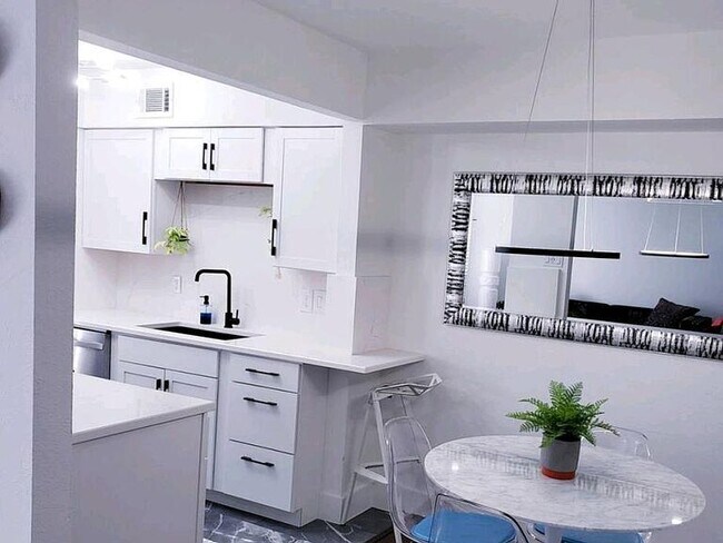 Foto del edificio - 12888 Montfort Dr