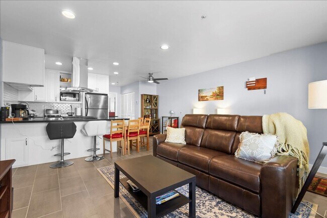 Foto del edificio - 1 Bed/1 Bath + 2 Parking Spaces and Walking Distance to Beach
