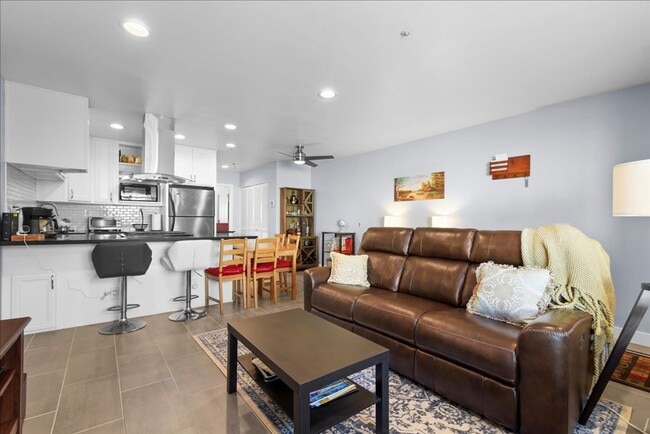 Building Photo - 1 Bed/1 Bath + 2 Parking Spaces and Walking Distance to Beach
