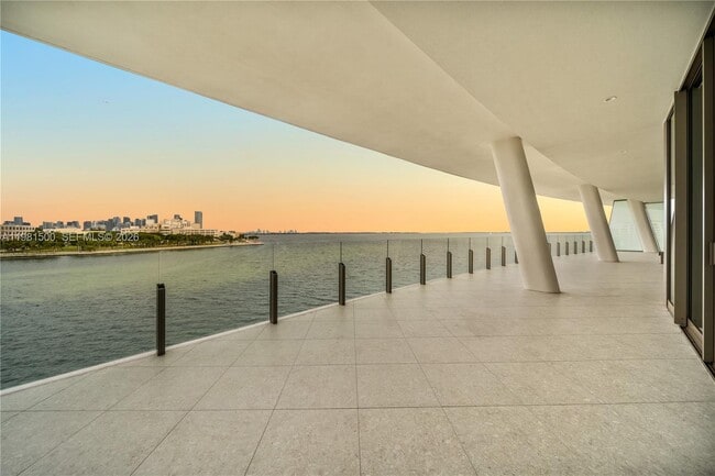 Foto del edificio - 5 Grove Isle Dr