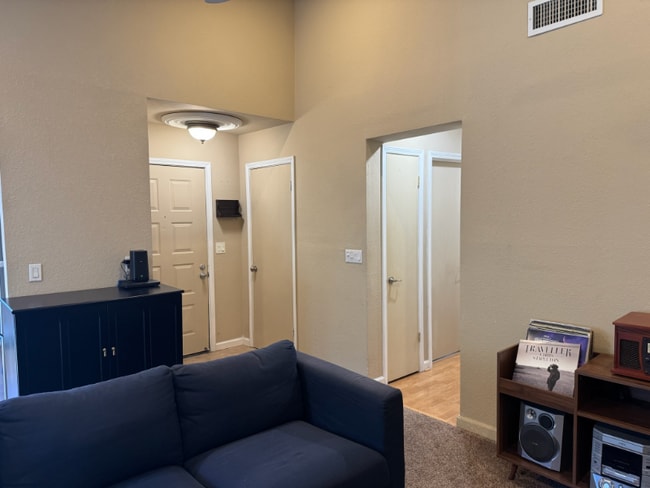 Building Photo - 9410 Aizenberg Cir