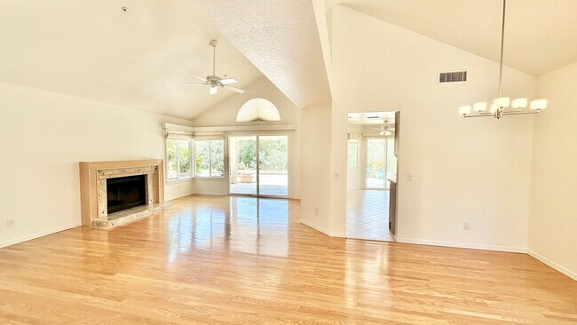 Foto del edificio - Beautifully Updated Single-Story Home in t...