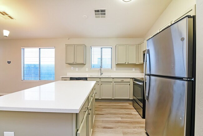 Building Photo - 45828 W Tulip Ln