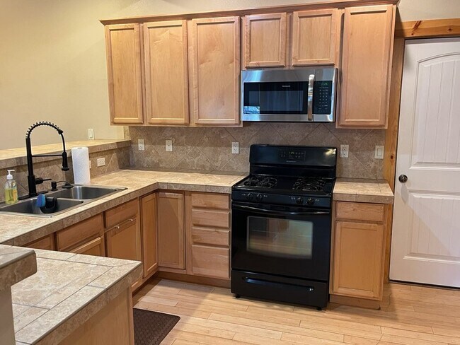 Foto del edificio - Charming 3 Bed + Loft Row Home in Quiet Neighborhood | 2.5 Baths | 2-Car Garage