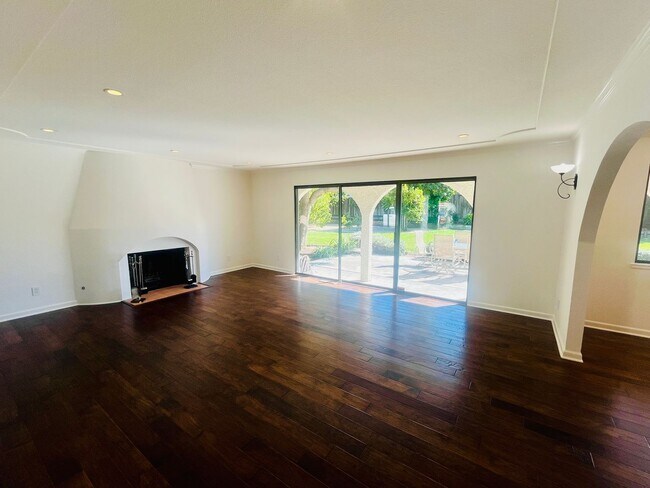 Foto del edificio - Extraordinary home with expansive yard on a flag lot in Mountain View.  Great Location and Schools.