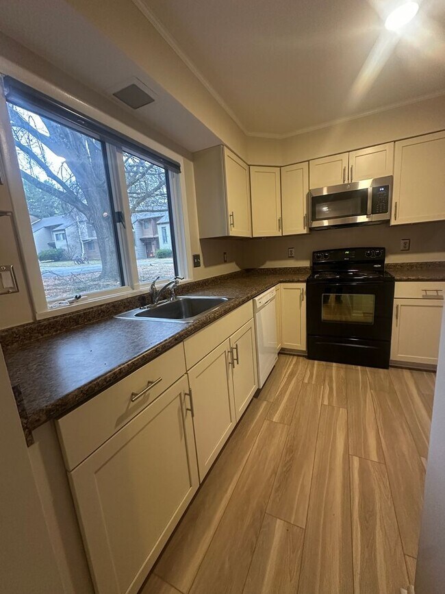 Foto del edificio - Comfortable Townhouse Near Virginia Tech