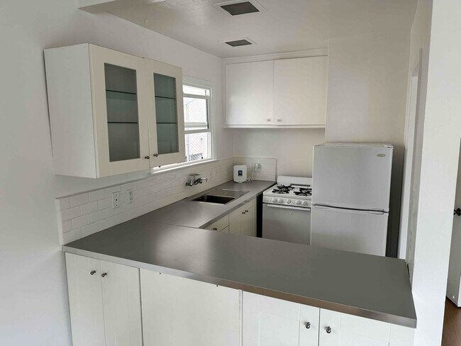 Foto del edificio - 1544 S Beverly Glen Blvd