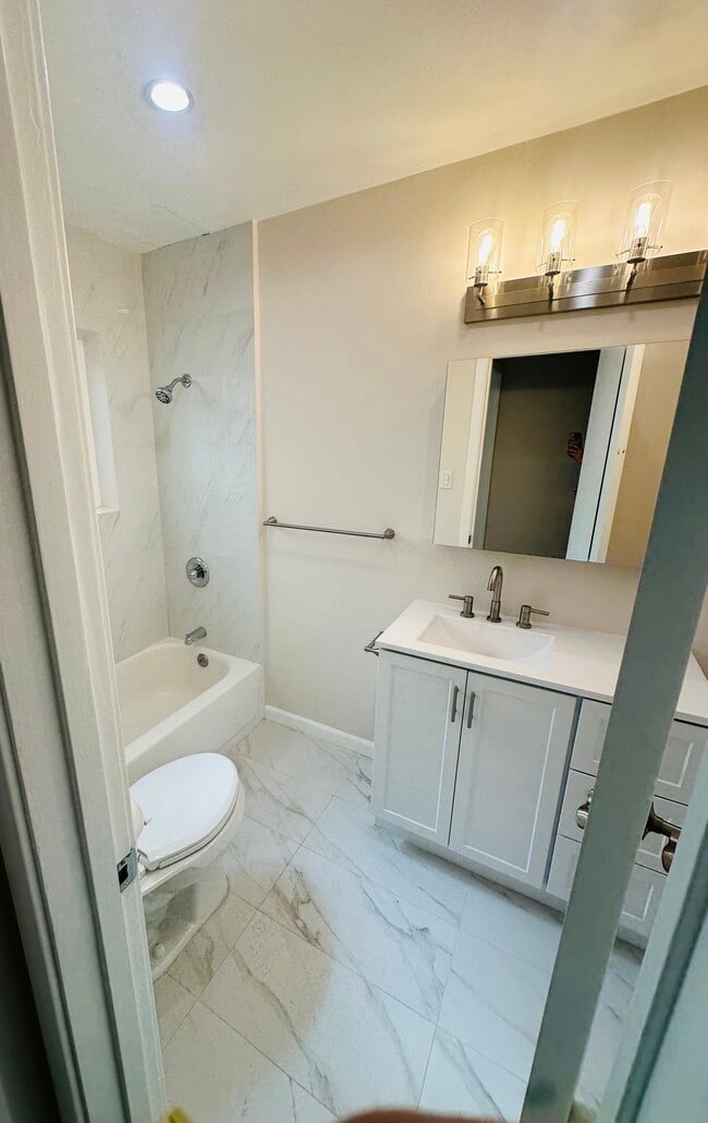 Building Photo - 325 E Verdugo Ave