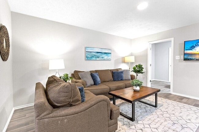 Building Photo - Conveniently located Fort Worth home with a welcoming atmosphere!