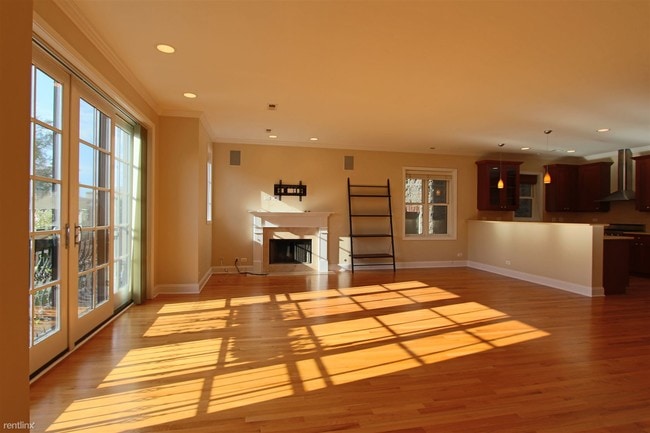 Building Photo - 3721 N Wilton Ave