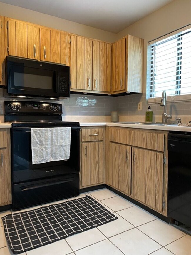 Foto del edificio - Marie Estates Condominiums