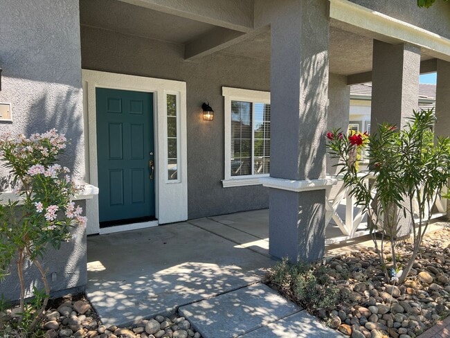 Building Photo - Large 4 bedroom located on a well maintained court!